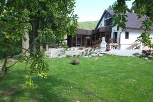 A garden outside Wellness privát Štyri Lipy
