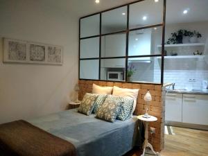 The Alfama - Cozy Alfama Studio in the heart of Lisbonにあるベッド
