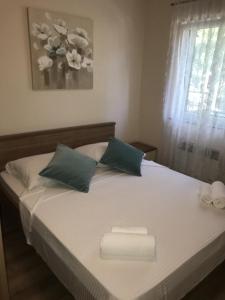 una camera da letto con un letto e due asciugamani di Apartment Porat a Porat