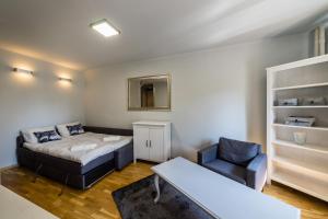 een kleine kamer met een bed en een stoel bij Krakowska Szuflada in Krakau