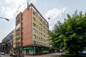 wysoki budynek przy ulicy miejskiej z drzewem w obiekcie Królewska w Krakowie