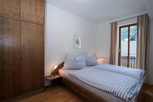 a bedroom with a large bed with a window at Ferienwohnungen Gritzner in Tröpolach