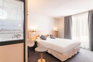Postel nebo postele na pokoji v ubytování Logis Hôtel Le Miramont + 22 fotografií