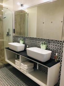 łazienka z 2 umywalkami i lustrem w obiekcie Piper Zajezdnia White w Poznaniu