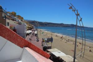 vistas a una playa con gente y al océano en Carus Flat, en Las Palmas de Gran Canaria