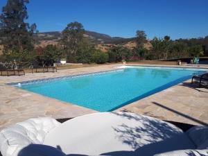 une grande piscine d'eau bleue dans l'établissement Chácara Leolud, à Socorro