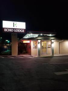 una gasolinera con un cartel que lee Echo Lodge en Echo Lodge en West Sacramento