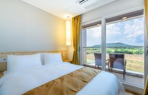 Postel nebo postele na pokoji v ubytování Thira Hotel