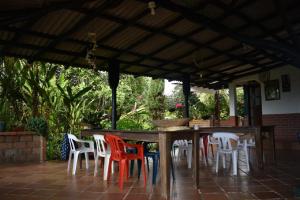 Une table et des chaises en bois sont disponibles sur la terrasse. dans l'établissement Hostal Pachamama, à San Agustín