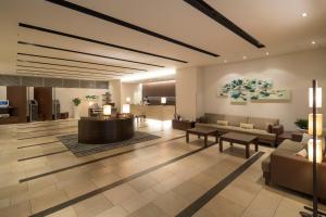 um lobby de um hotel com sofás e uma sala de espera em Richmond Hotel Kumamoto Shinshigai em Kumamoto