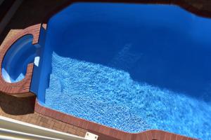 an overhead view of a swimming pool with blue water at Best Western Bundaberg City Motor Inn in Bundaberg