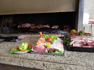 una parrilla con carne y verduras en un mostrador en Hotel Termal Rio Hondo en Termas de Río Hondo