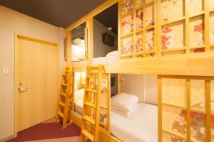 Ueno Station Hostel Oriental 1 Male Only房間的床