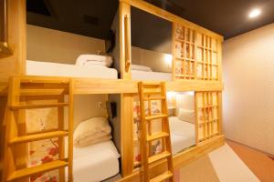 Ueno Station Hostel Oriental 1 Male Only房間的床