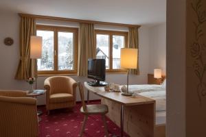 Posezení v ubytování Hotel Seraina + 37 fotografií
