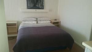 Кровать или кровати в номере Omeo Motel