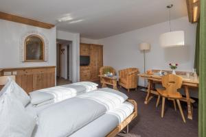 Letto o letti in una camera di Hotel Seraina