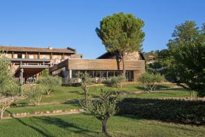 una casa con un jardín delante de ella en ULVF Hôtel Castel Luberon, en Apt