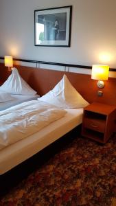 A bed or beds in a room at Hotel & Restaurant Fricke