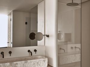 A bathroom at Olea All Suite Hotel, a Member of Design Hotels