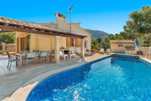 - une piscine en face d'une maison dans l'établissement Villa Malva, à Alcúdia