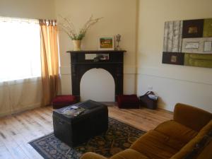 A seating area at Yarram Cottage: Art and Accommodation