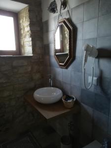 y baño con lavabo y espejo. en Antica Residenza Voso, en Laureana Cilento