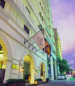 un edificio con un cartello sul lato di The Steuart by Citrus a Colombo