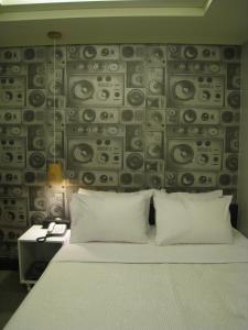Un pat sau paturi într-o cameră la M Motel