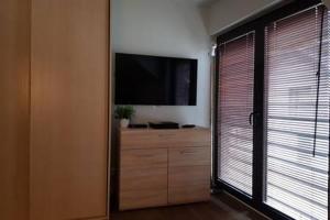 Pokój z telewizorem z płaskim ekranem i komodą z dużym oknem w obiekcie Hire House w Pobierowie +12 zdjęć