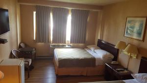 Ein Bett oder Betten in einem Zimmer der Unterkunft Chomedey Inn