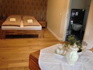 a bedroom with a bed and a table with a vase at Hänigser Stuben in Hänigsen