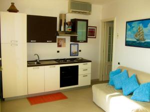 un soggiorno con divano e una cucina di The Golden Rainbow - SEAFRONT apartments a Villaggio San Leonardo