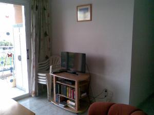 een woonkamer met een tv op een tafel bij Complex Pafia 3 in Paphos City