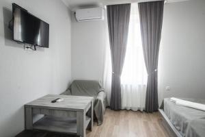 Camera piccola con tavolo e TV a parete di Hotel Beni a Akhaltsikhe