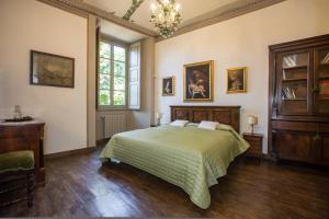 - une chambre avec un lit et un lustre dans l'établissement Palazzo Salis - La Dimora del Conte, à Tirano