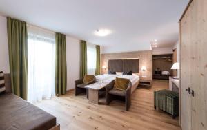 A bed or beds in a room at Hotel Oberbrunn