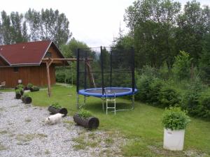 un patio con parque infantil y cama elástica en Chaty Dagmar, en Liptovský Mikuláš