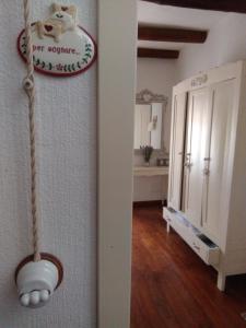 Habitación con cocina con armario blanco en Casa Vacanze "Un sogno nel Blu'" en Baunei