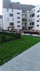 einem Park mit Bänken vor einem Gebäude in der Unterkunft Apartament Wiktoryn in Lublin