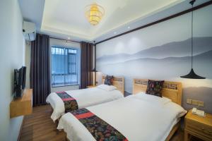 Postel nebo postele na pokoji v ubytování Riverside Inn Guilin Central