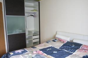 ペーチにあるÁrnyas apartmanのベッドルーム1室(ベッド1台、ドレッサー付)