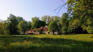 une vieille maison au milieu d'un champ dans l'établissement Le Moulin des Valignards - Chambres d'hôtes, à Vicq