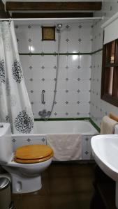 La salle de bains est pourvue de toilettes, d'une douche et d'une baignoire. dans l'établissement Mies de Villa, à Somo