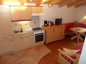 A kitchen or kitchenette at Ferienwohnung Steiner