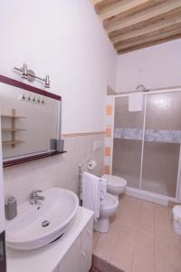 Koupelna v ubytování Magnolia Comfort & Rooms + 23 fotografií