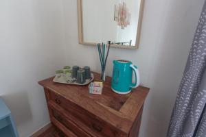 Příslušenství pro přípravu čaje a kávy v ubytování Magnolia Comfort & Rooms