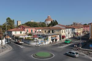 vistas a una calle de una pequeña ciudad en Magnolia Comfort & Rooms, en Pisa