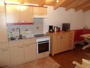 A kitchen or kitchenette at Ferienwohnung Steiner