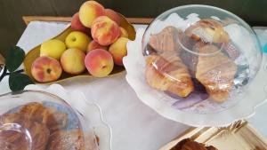 - une table avec deux assiettes de nourriture et un bol de fruits dans l'établissement Hotel Belvedere, à Polla